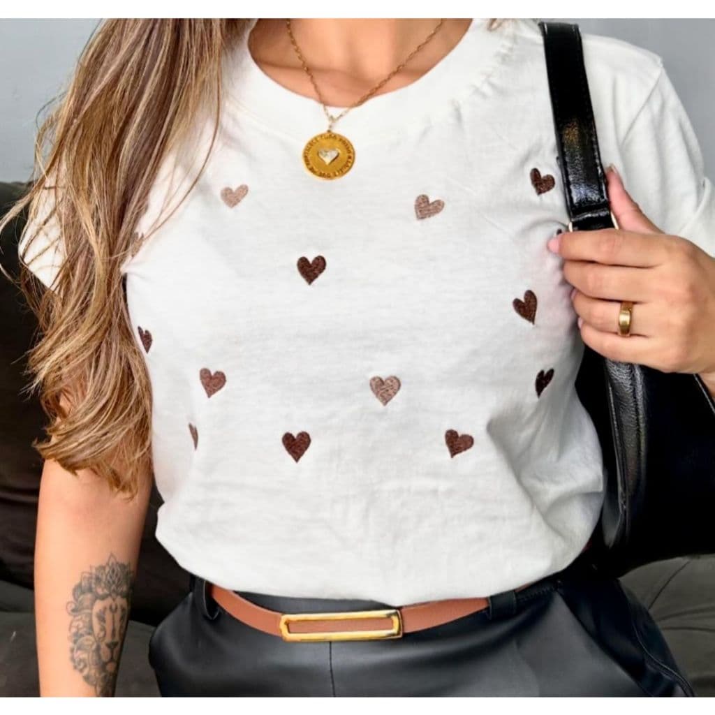 CAMISETA T-SHIRT FEMININA PREMIUM 100% ALGODÃO CORAÇÃO BORDADO COM GOLA EM RIBANA
