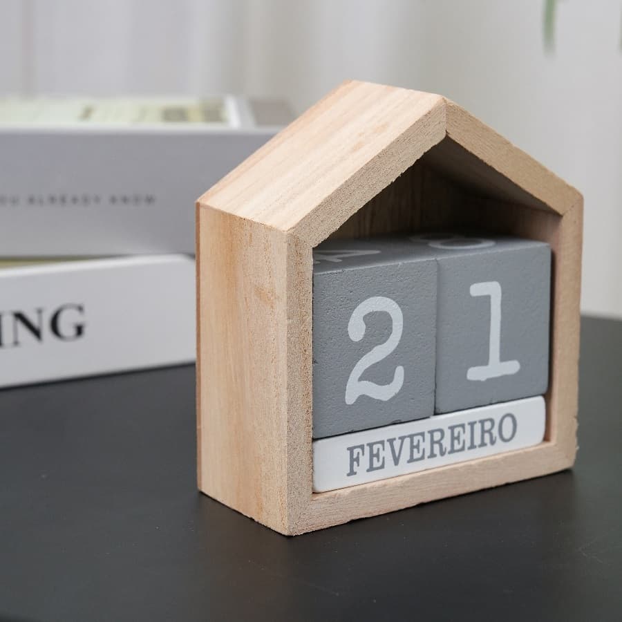 Calendário Pequeno De Mesa MDF Decorativo Casa Forma Coração Oco 12x12x5.6Cm
