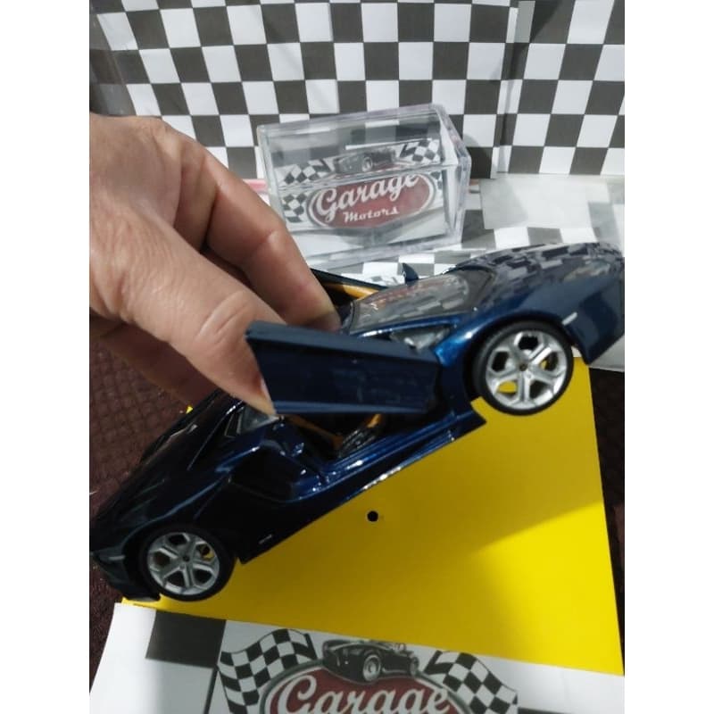 lamborguini aventador lp700-4 escala 1/24 detalhe falta um retrovisor