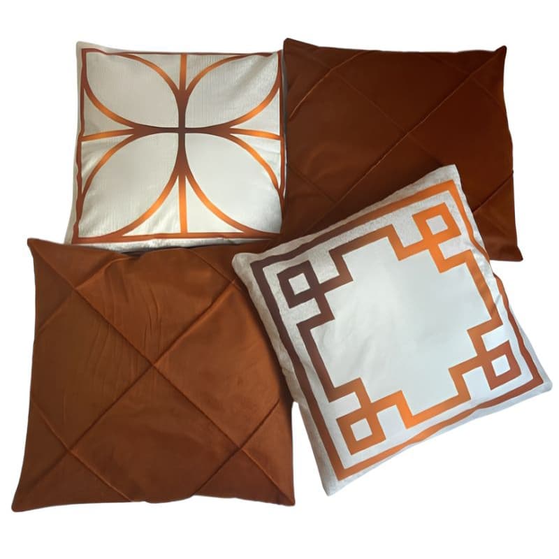 kit com 4 capas de almofada decorativa Suede 45x45  (2 drapeadas e 2 estampadas)