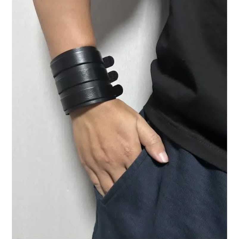 pulseira bracelete  de couro preta punk rock gotico com fivela