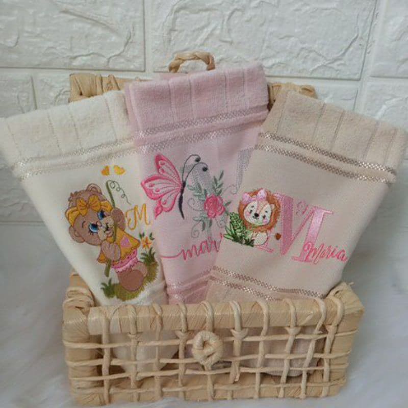 kit de 3 toalhas de mão, lavabo, bordada, personalizada com nome e desenho.