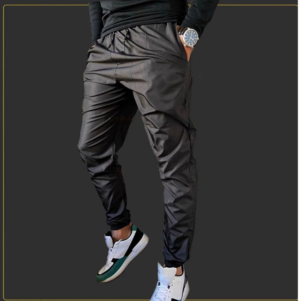 Calça Masculina Jogger Lisa Com Elástico na Cintura e No Punho