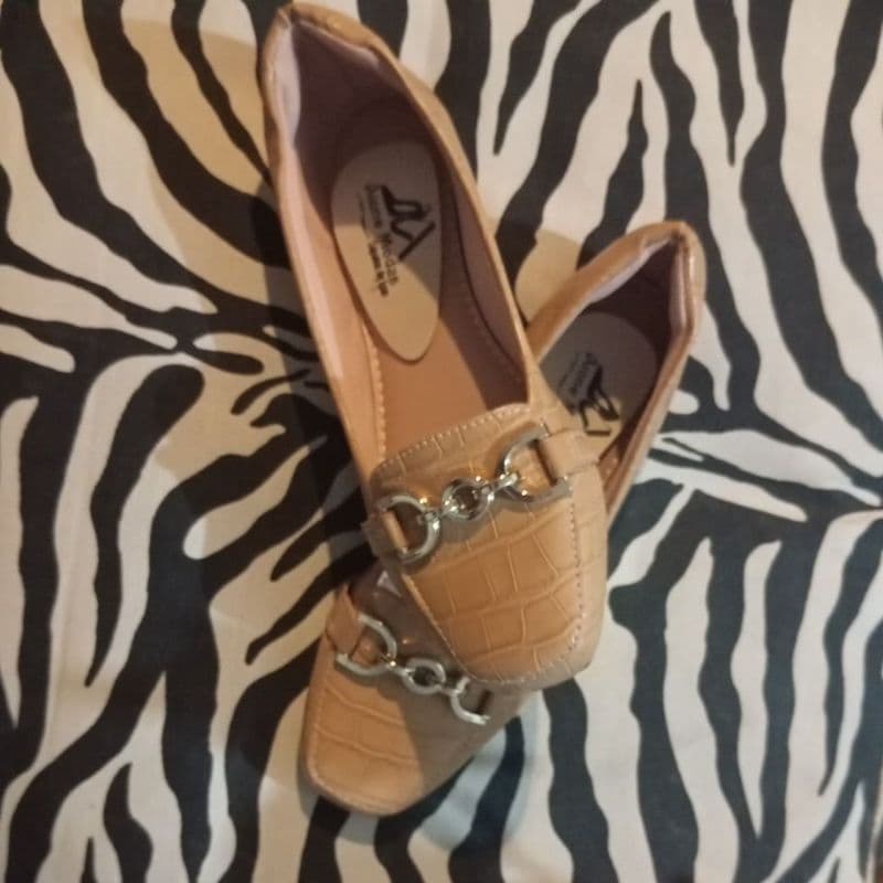 mocassim detalhe dourado muito chiqueAione