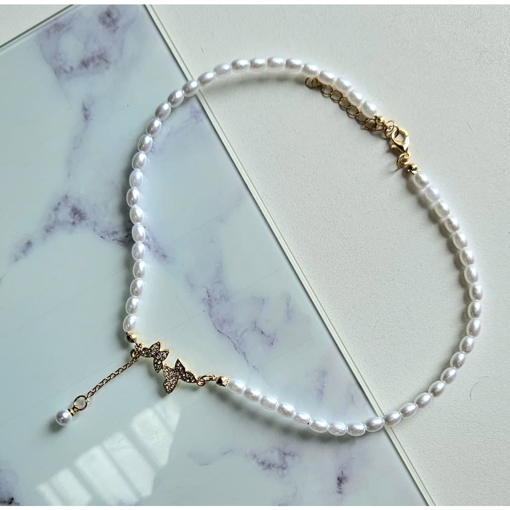 Colar gargantilha de pérola, Brinco argola glitter, anel de raio strass, pulseira prata
