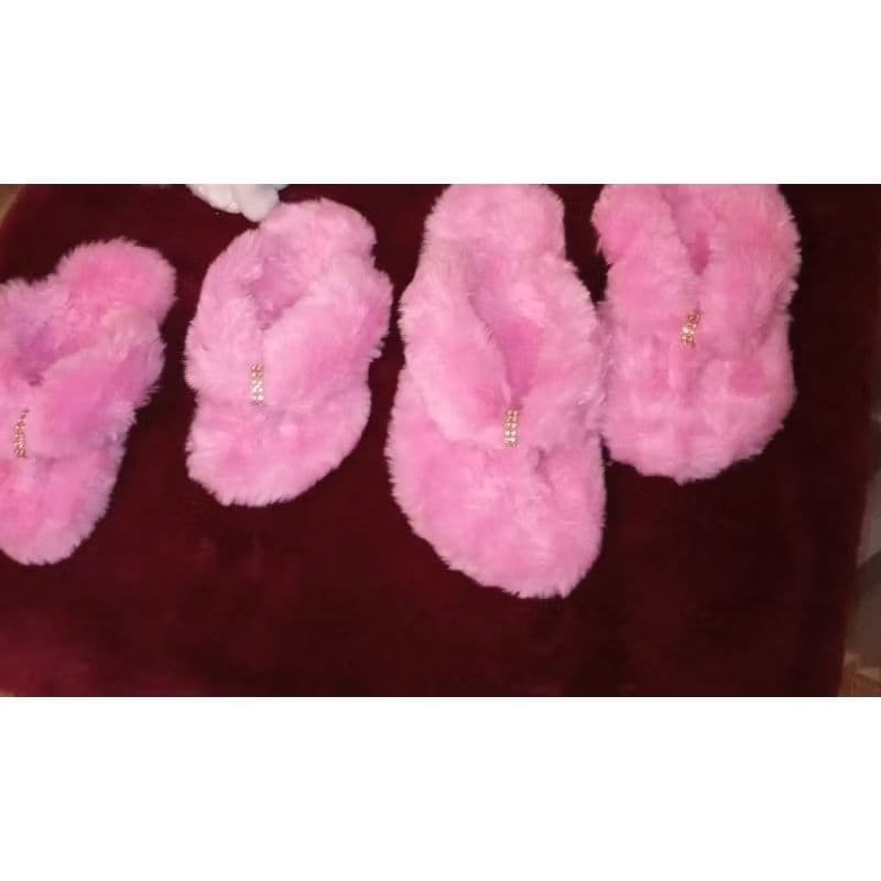Mãe e filha lindo conjunto de chinelufas em pelúcia