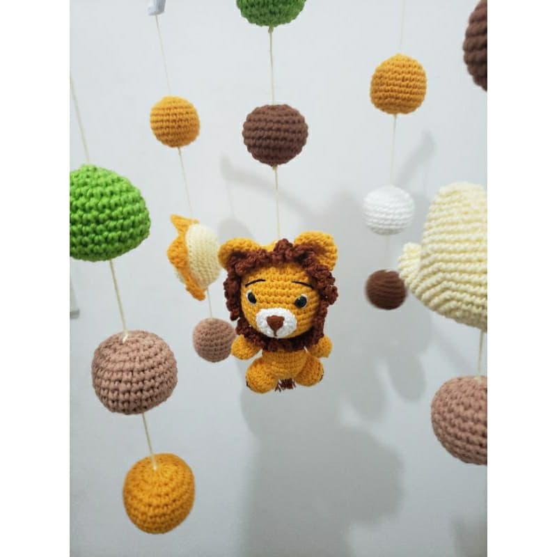 Mobile de ber莽o Amigurumi Safari Le茫o Girat贸rio com Musical