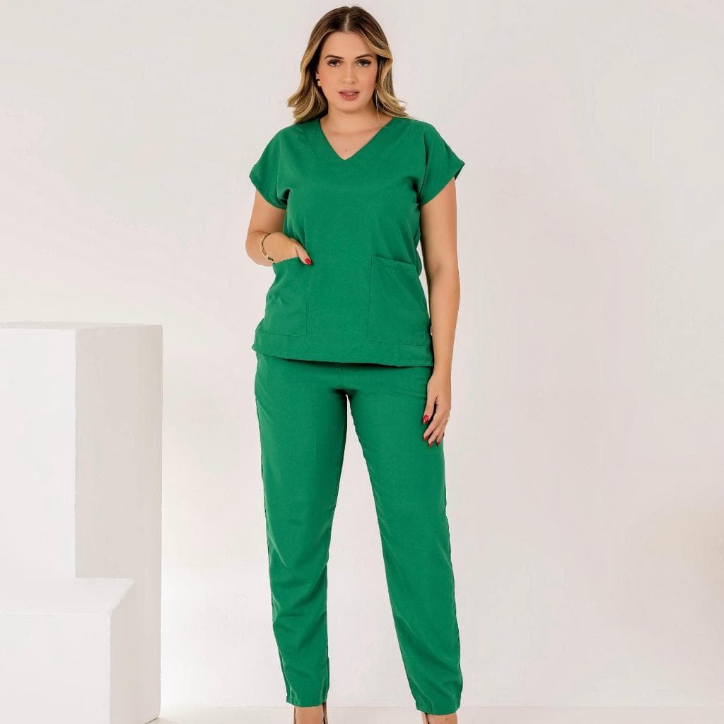 Scrub feminino Conjunto cirúrgico tecido oxfordine Pijama hospitalar (BATA+CALÇA COR VERDE BANDEIRA).