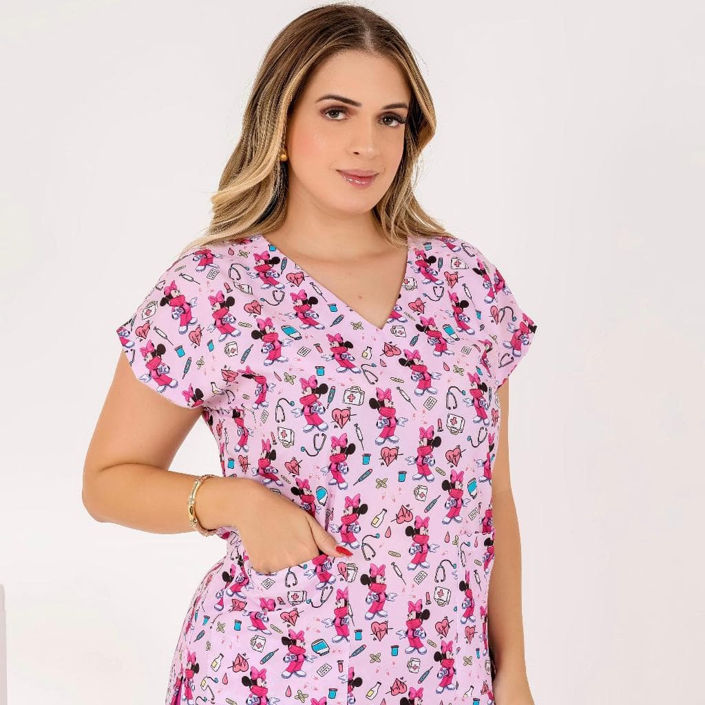 Scrub feminino Conjunto cirúrgico tecido oxfordine Pijama hospitalar (BATA+CALÇA ESTAMPA MINIE).