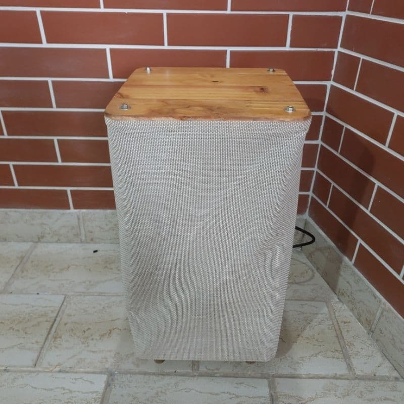 Luminária de piso e mesinha com acabamento em tela sling e óleo dinamarquês
