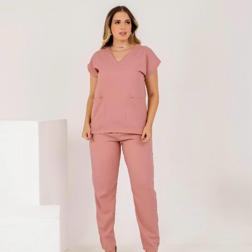 Scrub feminino Conjunto cirúrgico no tecido oxfordine Pijama hospitalar (BATA+CALÇA NA COR ROSA SECO).)..