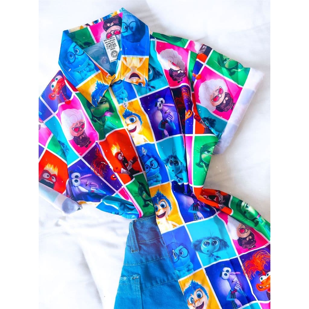 Camisa Blusa Social de Botão Feminina Manga Curta Estampada Personagem Divertidamente Disney