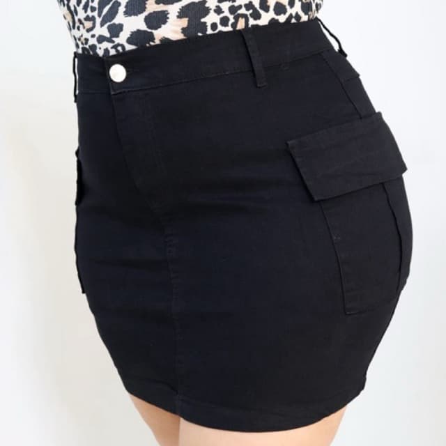 SAIA CARGO PRETA PLUS SIZE CINTURA ALTA COM LYCRA E BOLSO LATERAL DO 46 AO 54