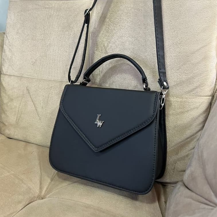 Bolsa versatil feminina transversal com alça ajustável e removivel.