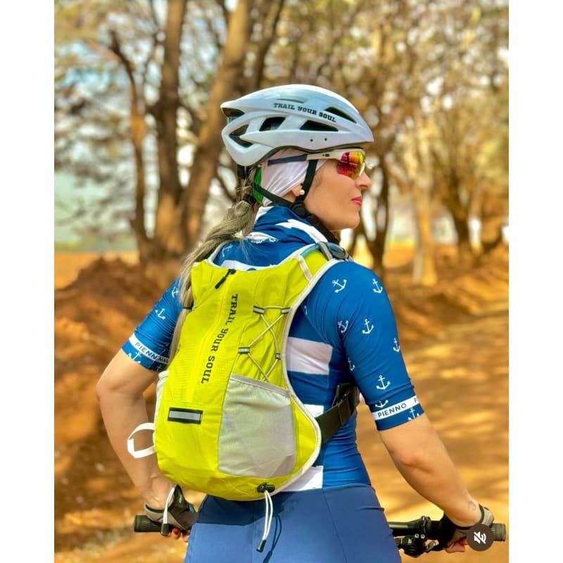 Mochila vertical, impermeável de 8 Litros e incluso refil de água de 2 L
