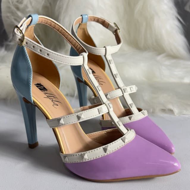 Scarpin Thainara,salto fino com detalhes em metal