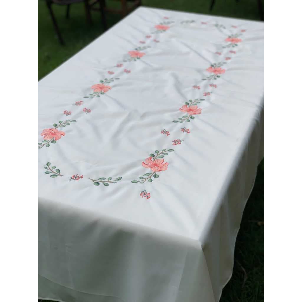 TOALHA DE MESA NA COR PALHA BORDADA NO TAMANHO DE 1,40X2,10 PARA MESA DE 6 LUGARES. TECIDO OXFORD