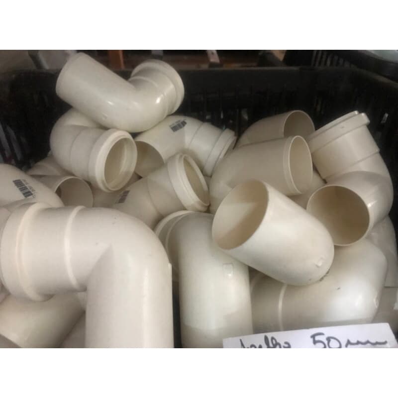Joelho para esgoto PVC de 50mm x90• da   Akato.kit com 6 pçs por  39,90.