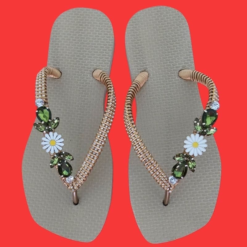 Chinelo customizado com flor de margarida estilo ponta quadrado