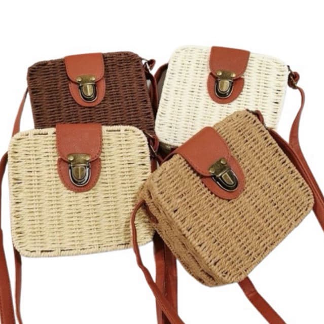 Bolsa de Praia Quadrada Palha Sintética Feminina - Fechamento em botão, alça ajustável e forro estampado.