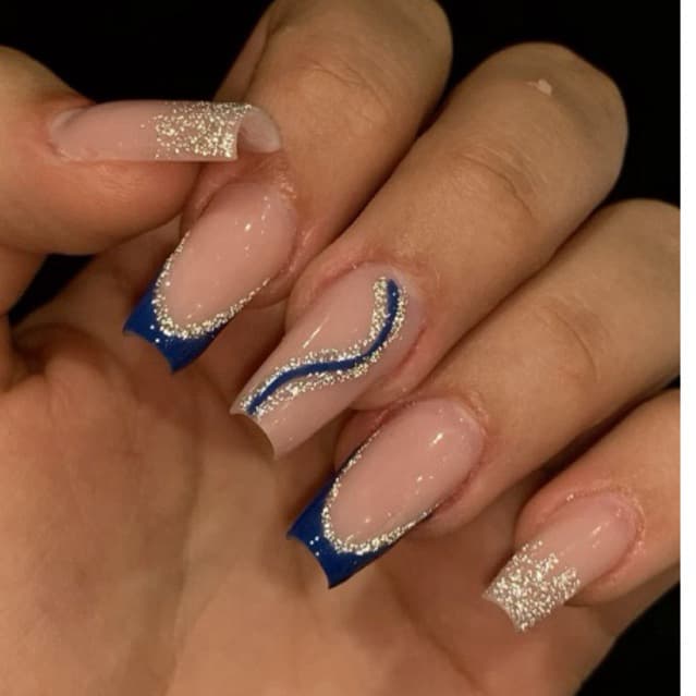 unha postiça realista azul escuro unha postiça quadrada decorada com strass