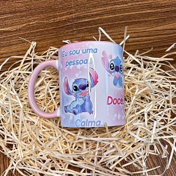 caneca branca com interior e alça rosa bebê stitch eu sou uma pessoa calma doce tranquila você que me estressam