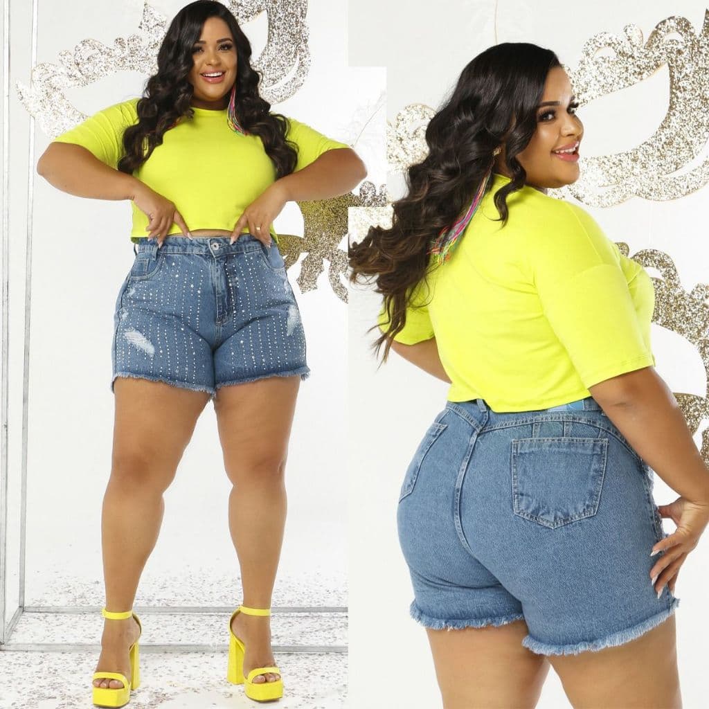 Short Jeans Feminino Tamanho 46 Com Pedraria Barra Desfiada Bolso