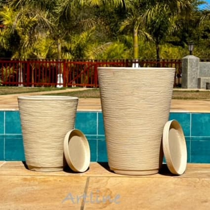 Kit 2 Vasos para Plantas Decorativo em Polietileno Coluna Redonda Cone Escovado Luxo N°1 e N°2 Com Pratos