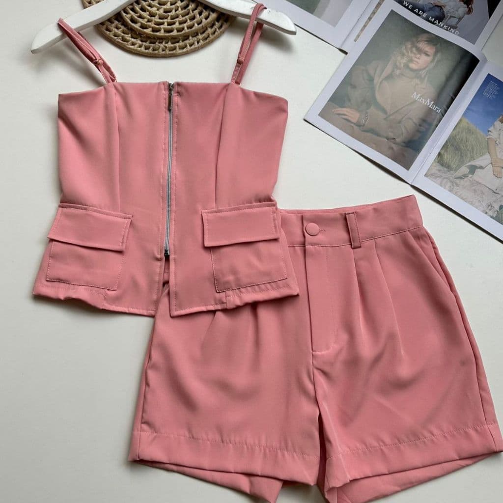 Conjunto feminino top cropped com elástica na costa e shorts cintura média