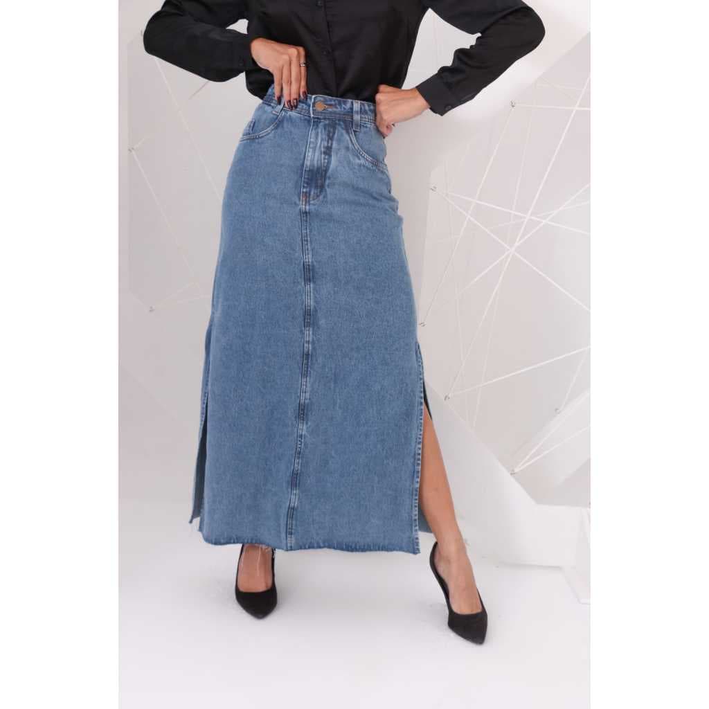 Saia midi jeans moderna, casual e versátil com fenda nas duas laterais, sem barra , comprimento 92 cm,tamanho 36-46