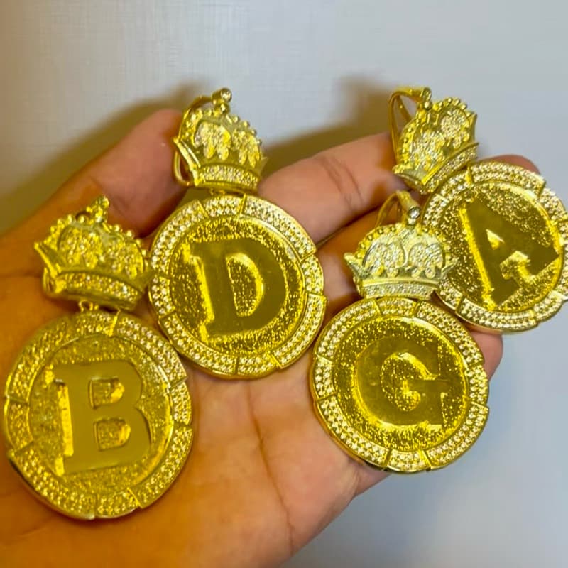 PINGENTE INICIAL NOME CRAVEJADO FEITO EM MOEDA ANTIGA PLACA LETRA ALFABETO GRANDE REDONDO COROA