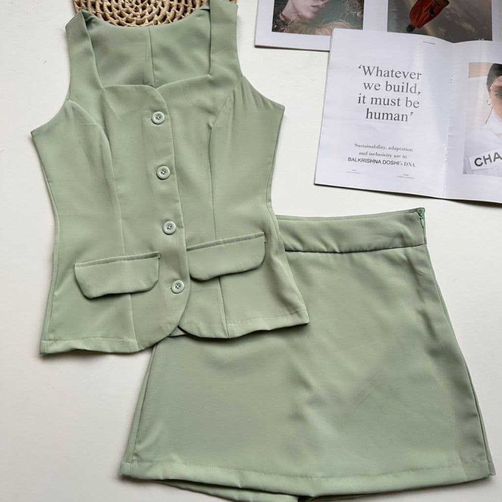 Conjunto elegante e simples de terno sem mangas, colete justo e saia short de cintura alta