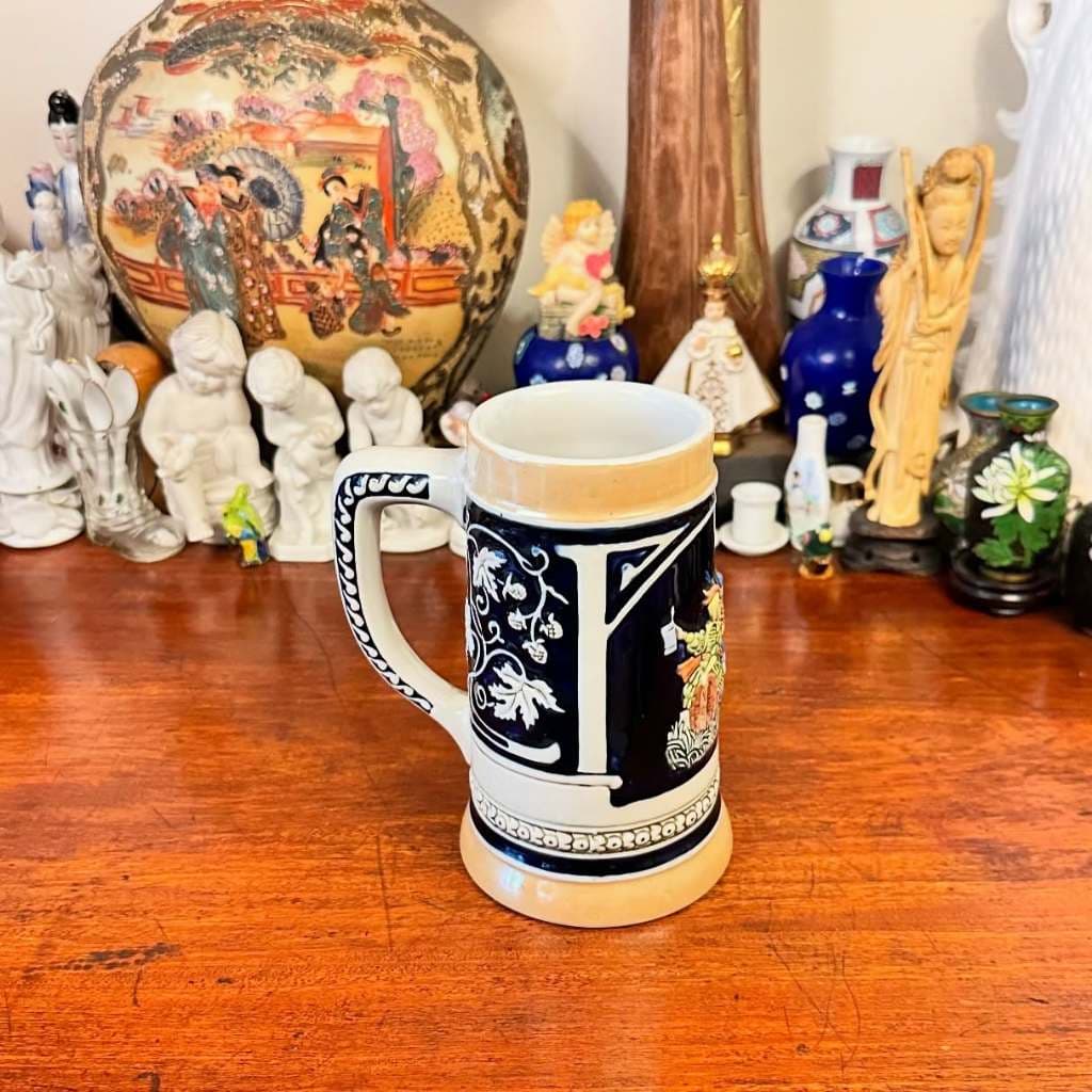 Travessa estilo rocambole em antiga porcelana Real.