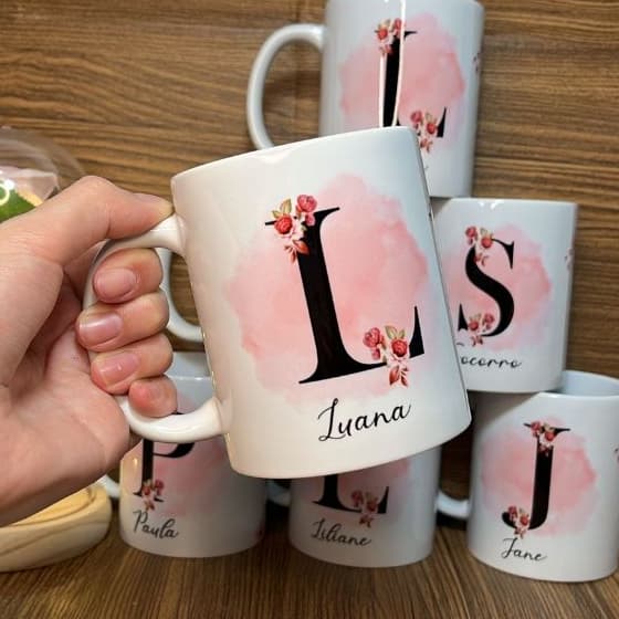 Caneca porcelana personalizada sublimação inicial nome e flor rosa