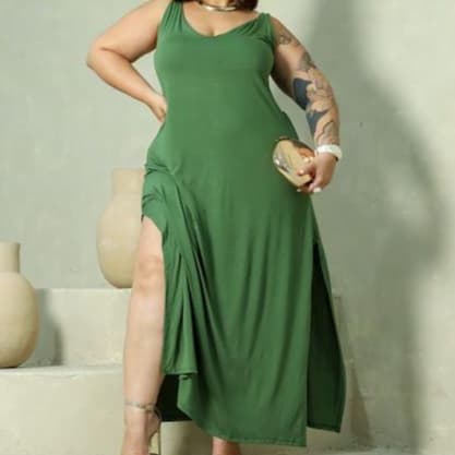 VESTIDO LONGO VERDE MILITAR PLUS SIZE VISCOLYCRA DECOTE EM V COM ABERTURA LATERAL VESTE DO 46 AO 52