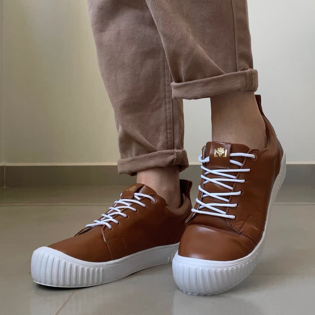 Tênis Feminino De Couro Caramelo Marca Lirom Solado Reto Flat Confort