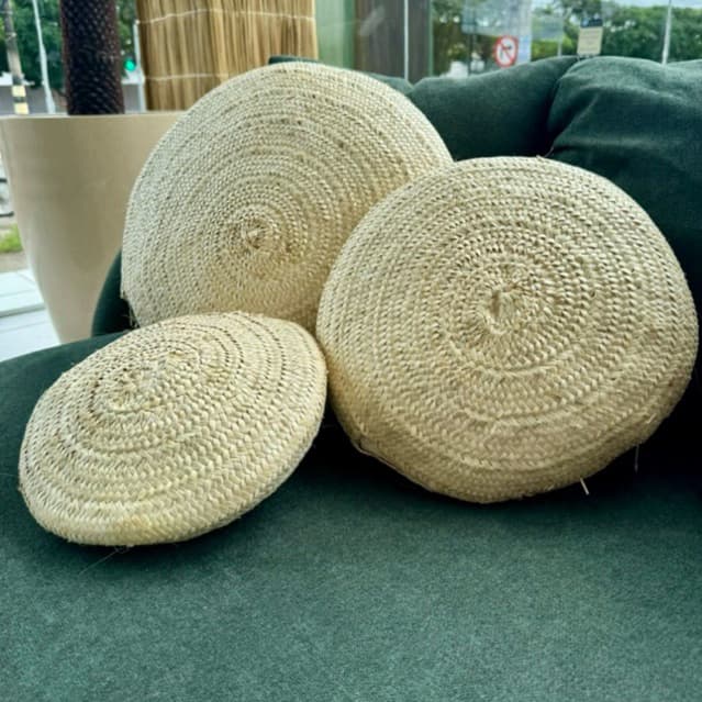 Almofada Redonda de Palha Carnaúba 45 cm com Zíper Capa Artesanal Sustentável