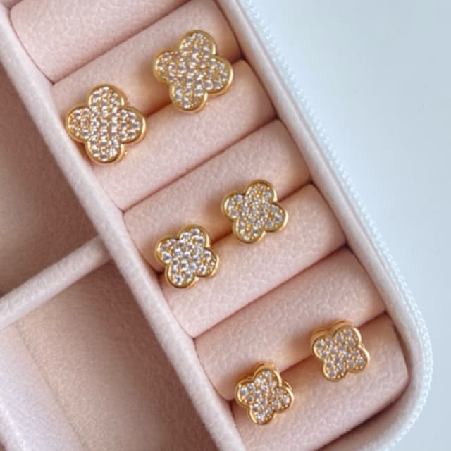 Brinco de Trevo Caixa Alta Cravejado de Zircônia Cristal tamanhos P M G Folheado a Ouro Dourado
