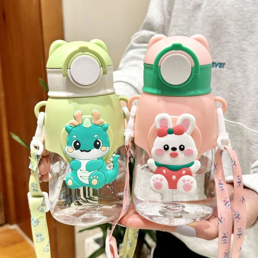 Garrafa Infantil  Plástico Com Canudo e Portátil Desenho Multicolorido 600ML