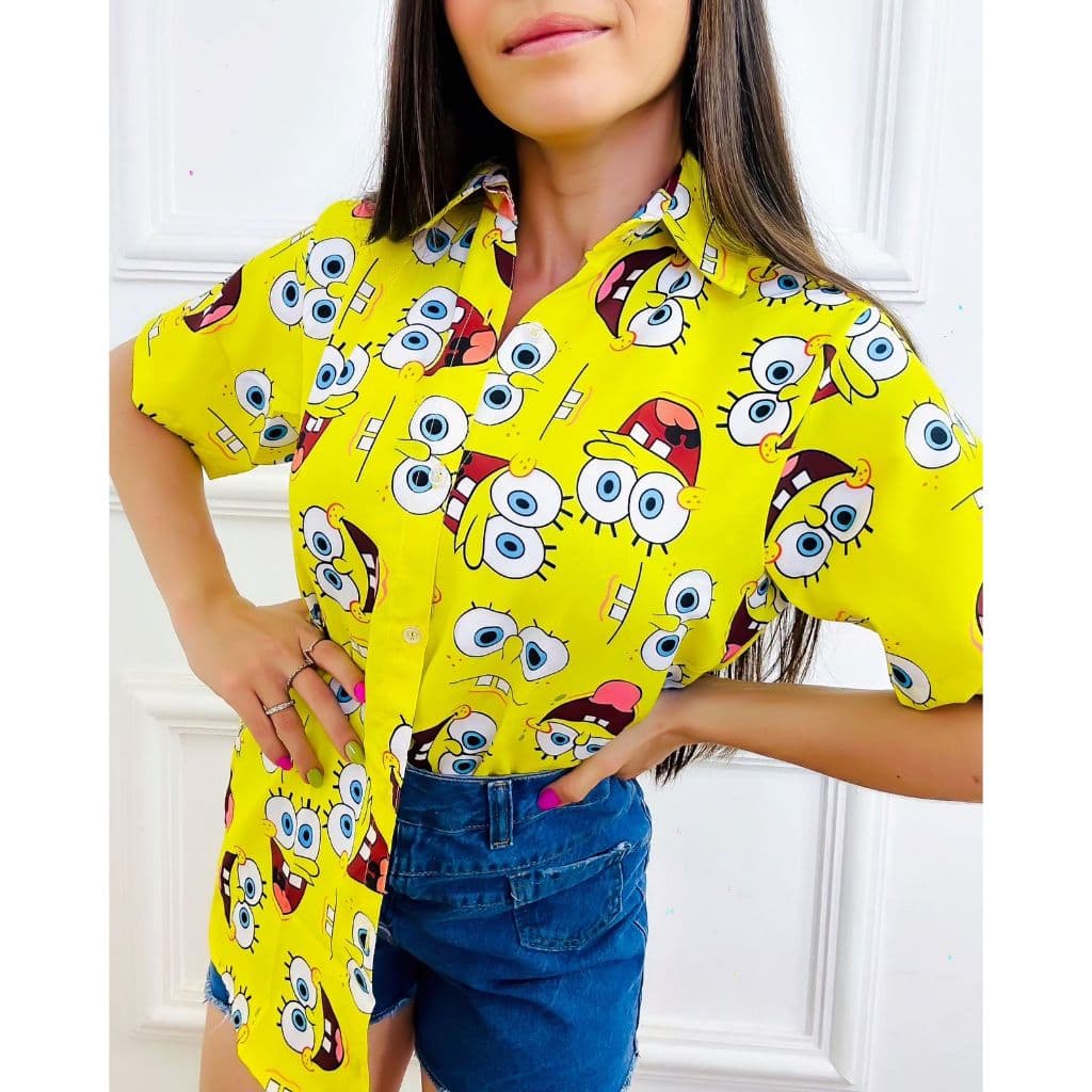 Camisa Blusa Social de Botão Manga Curta Estampada Personagem Bob Espoonja Amarelo