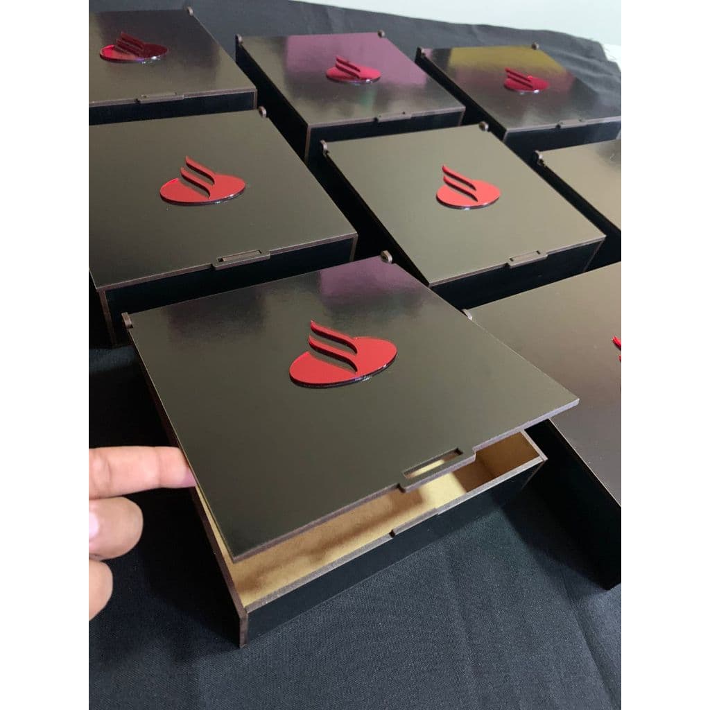 Caixa 18x18x5 Adesivada Preta com Logo em Acrílico
