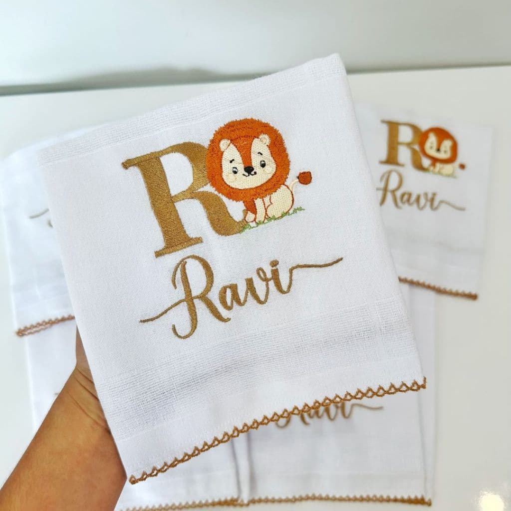 Kit slim 8 peças com pano de ombro e pano de boca-Babete/Ombrete-MENINO- Bordada com nome  e desenho