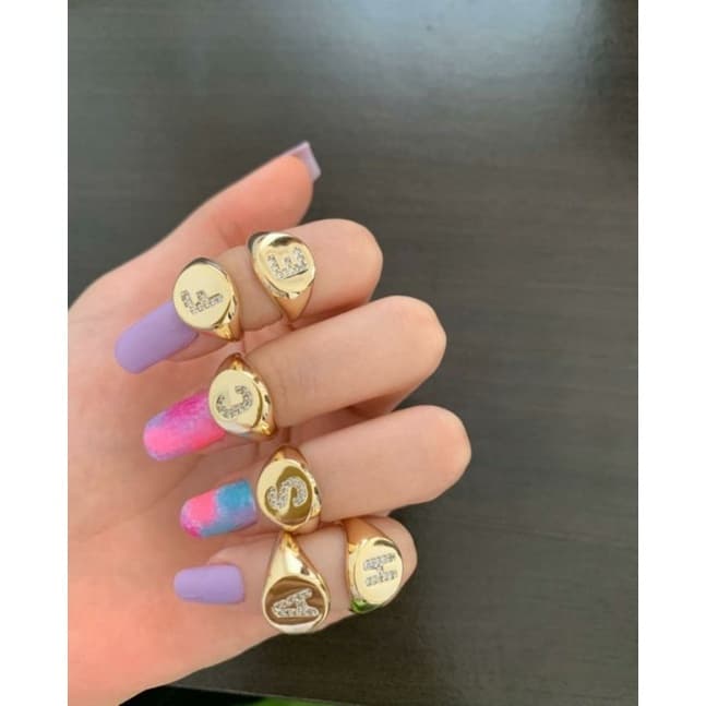 Anel de Dedinho Ajustável Letra Cravejada, Semijoia, Ouro 18K