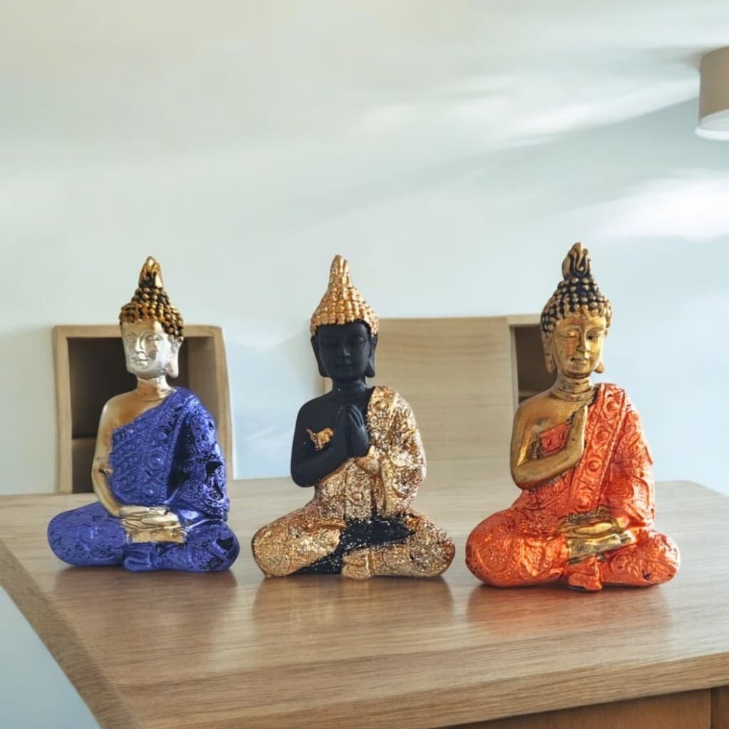 Conjunto Com 3 Budas Hindu Namastê Tailandês Sidarta 6,5cm Decoração Mistica Elegante Marrom Dourado e Colorido