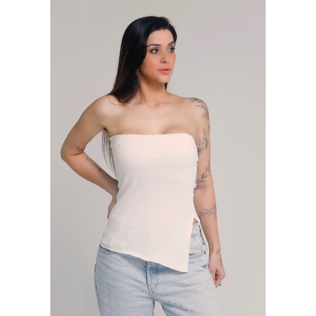 Blusa Tomara que Caia Assimétrica Canelada: Elegância e Estilo em uma Única Peça