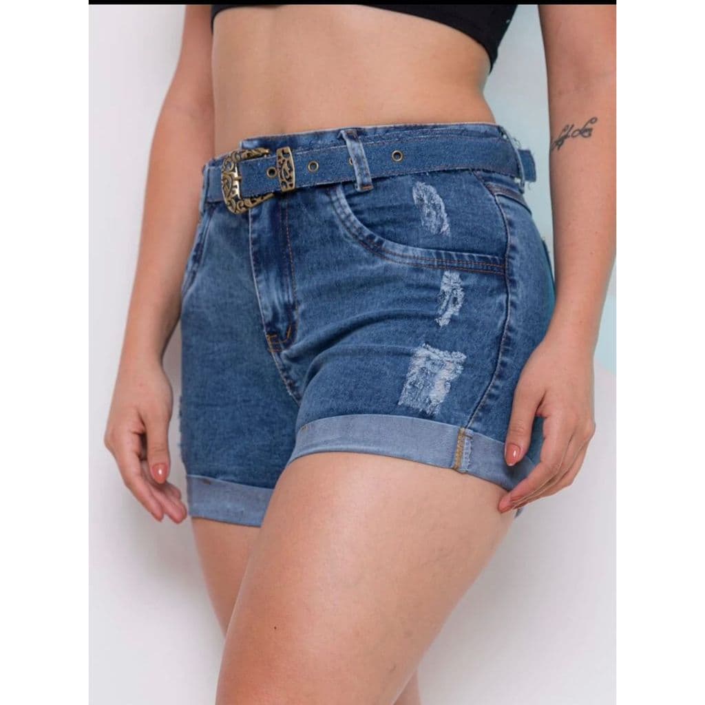 Shorts jeans feminino com cinto azul, furos rasgados, tecido levemente