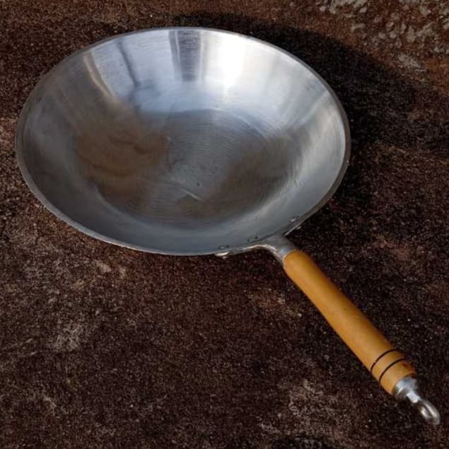 Frigideira Wok N°34 cm em Alumínio Batido/Fundido - Cabo de Madeira - Grande + Apoiador