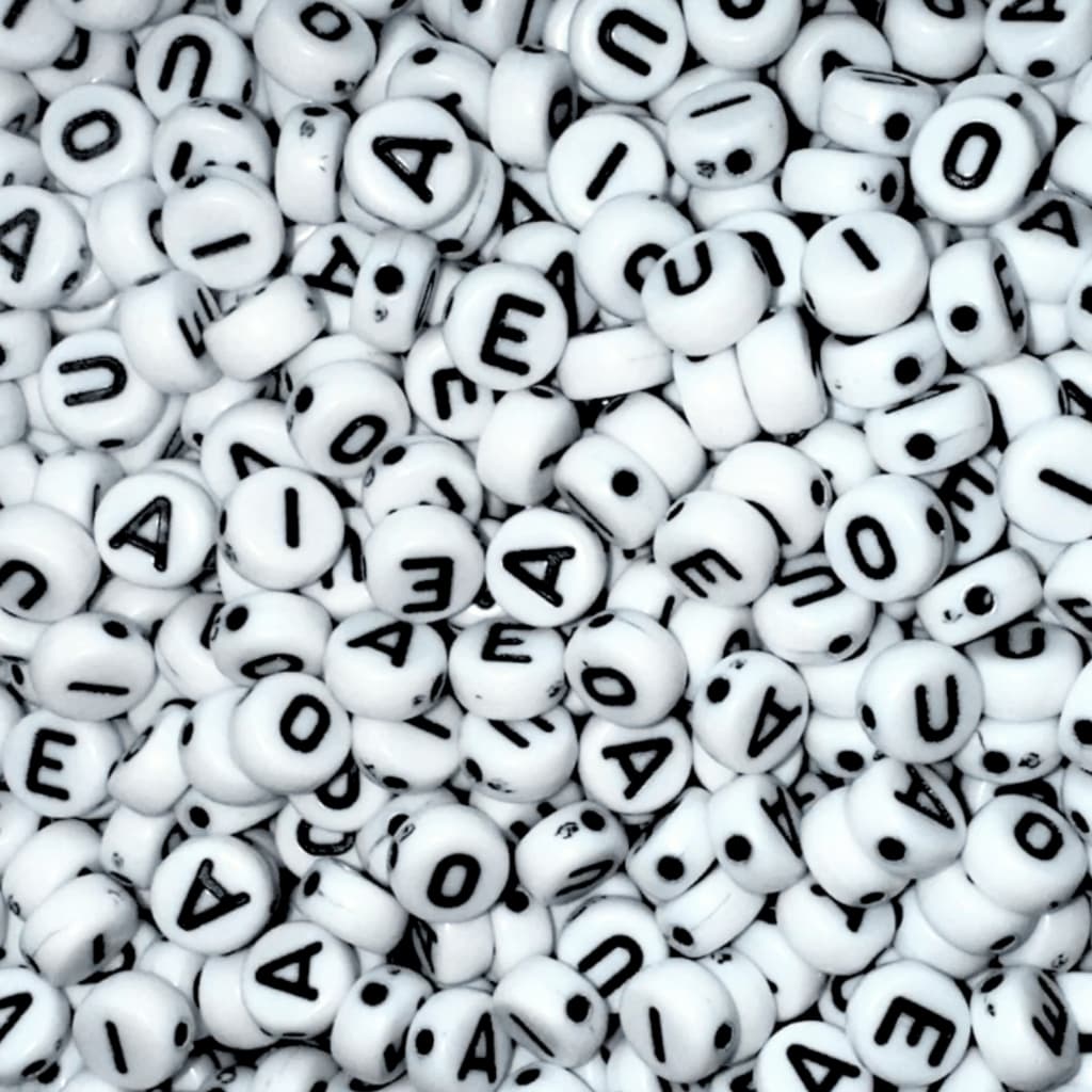 Miçanga Letras Vogais Branca e  Preta + de 3500 Peças 500g