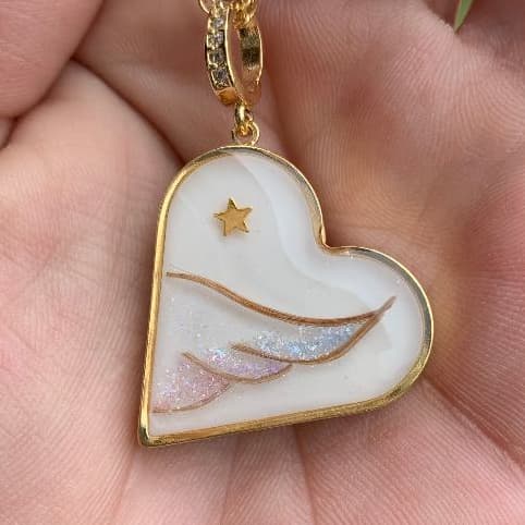Moldura Pingente Vazado Coração 2,7cm x 2,8cm Folheada Prata 925 -70milésimos ou 10 milésimos de Ouro 18K