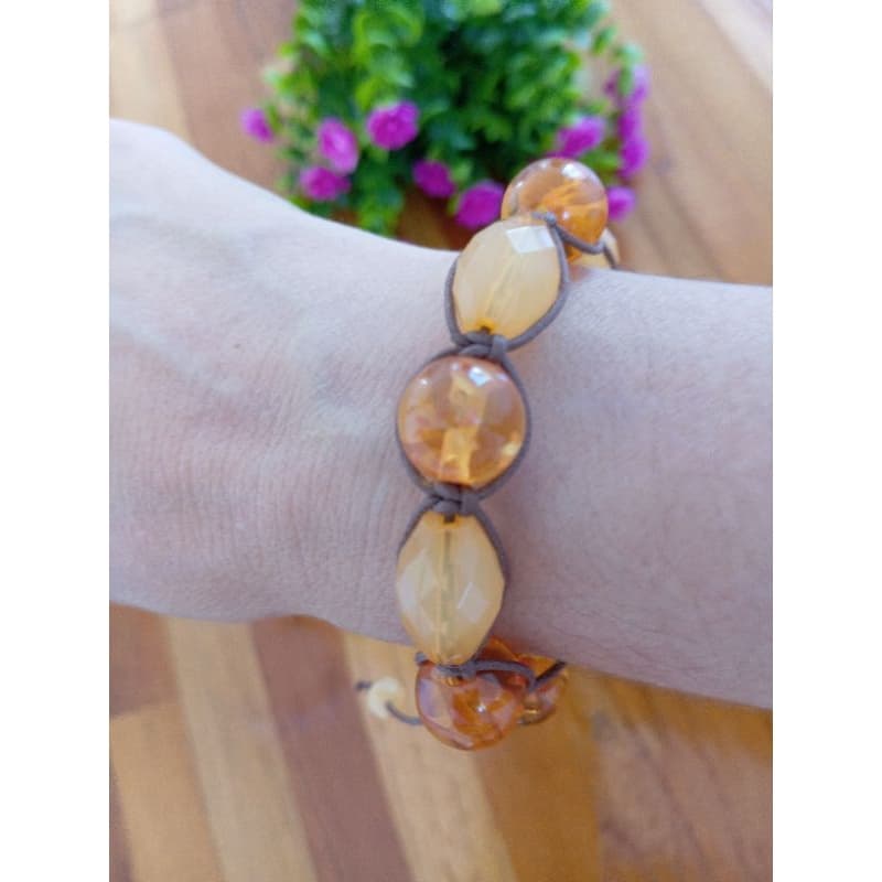 Pulseira feminina casual em pedrarias e cordão encerado
